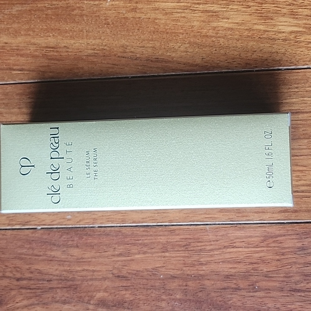 New in box! Clé de Peau Beauté The Serum